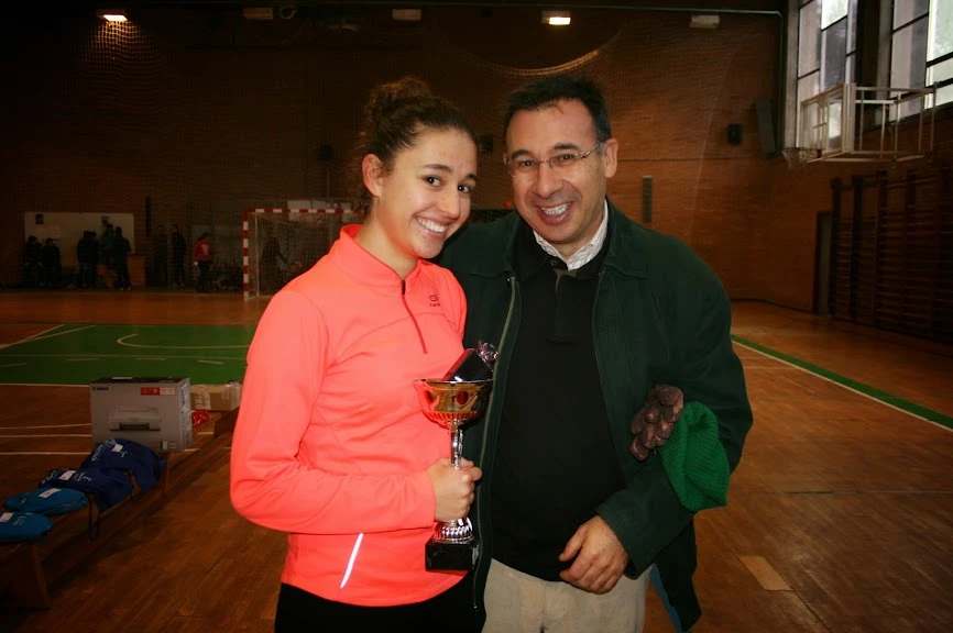 Paula Cordero recogiendo su trofeo como ganadora (FOTO de la Organización)
